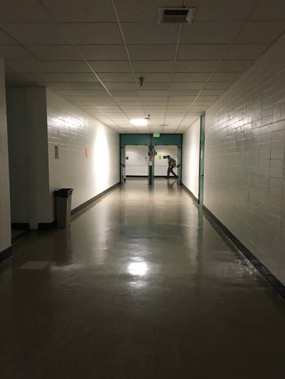 CalArts 是一所不大的學校，系所跟學生都不多，主要建築物只有一棟，像迷宮一樣的走廊，教室裡面幾乎沒有窗戶